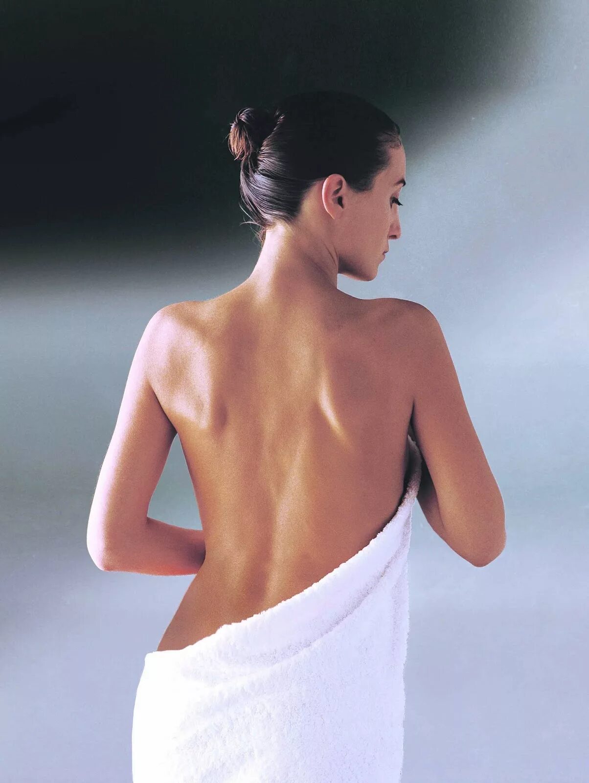 Женская спина. Лопатки на спине девушки. Женщина со спины. Худые ключицы. Лопатки на спине девушки.