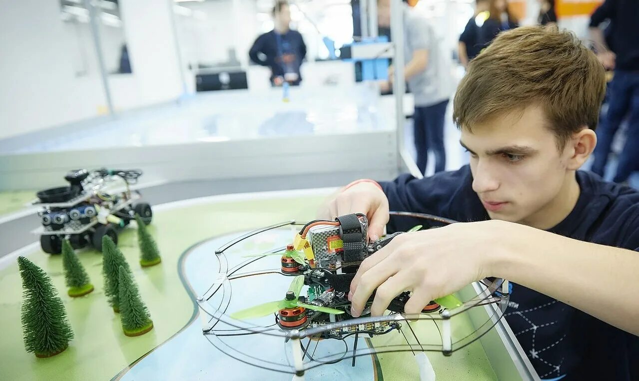 игра робополис. ведущий инженер робототехник. зарплата робототехника. мехатроника и робототехника специальность. вадим мацкевич робототехник.