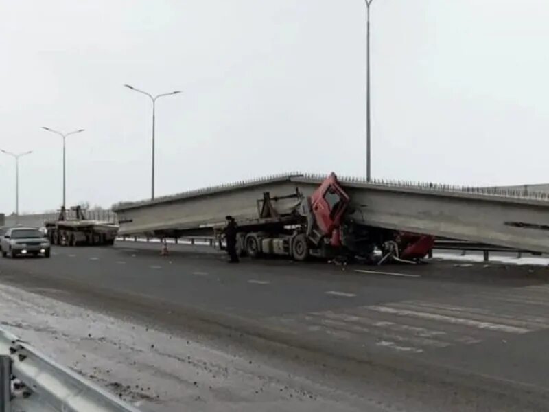 Фуры ростов. Авария на трассе м4 дон в ростовской области. трасса м4 дон ростовская область фура дтп. авария на м4 вчера в ростовской области на трассе. авария на трассе м4 дон в ростовской области вчера под батайском.