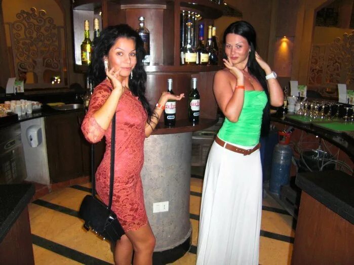 Без мужа женщина русский. Русские наташи в турции. Русские женщины в турции. Русские женщины в турции. Жена на отдыхе.