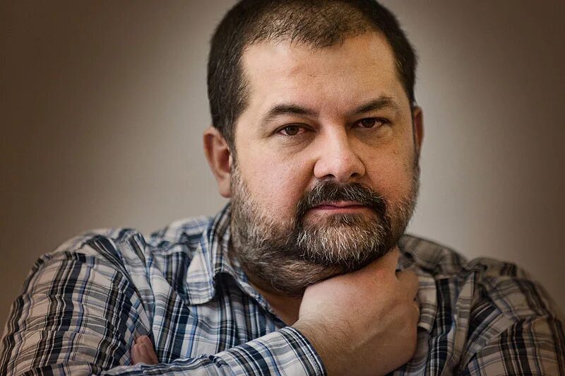 Фантаст лукьяненко. Сергей васильевич лукьяненко. сергей лукьяненко писатель. лукьяненко писатель фантаст. лукья́ненко сергей васильевич.