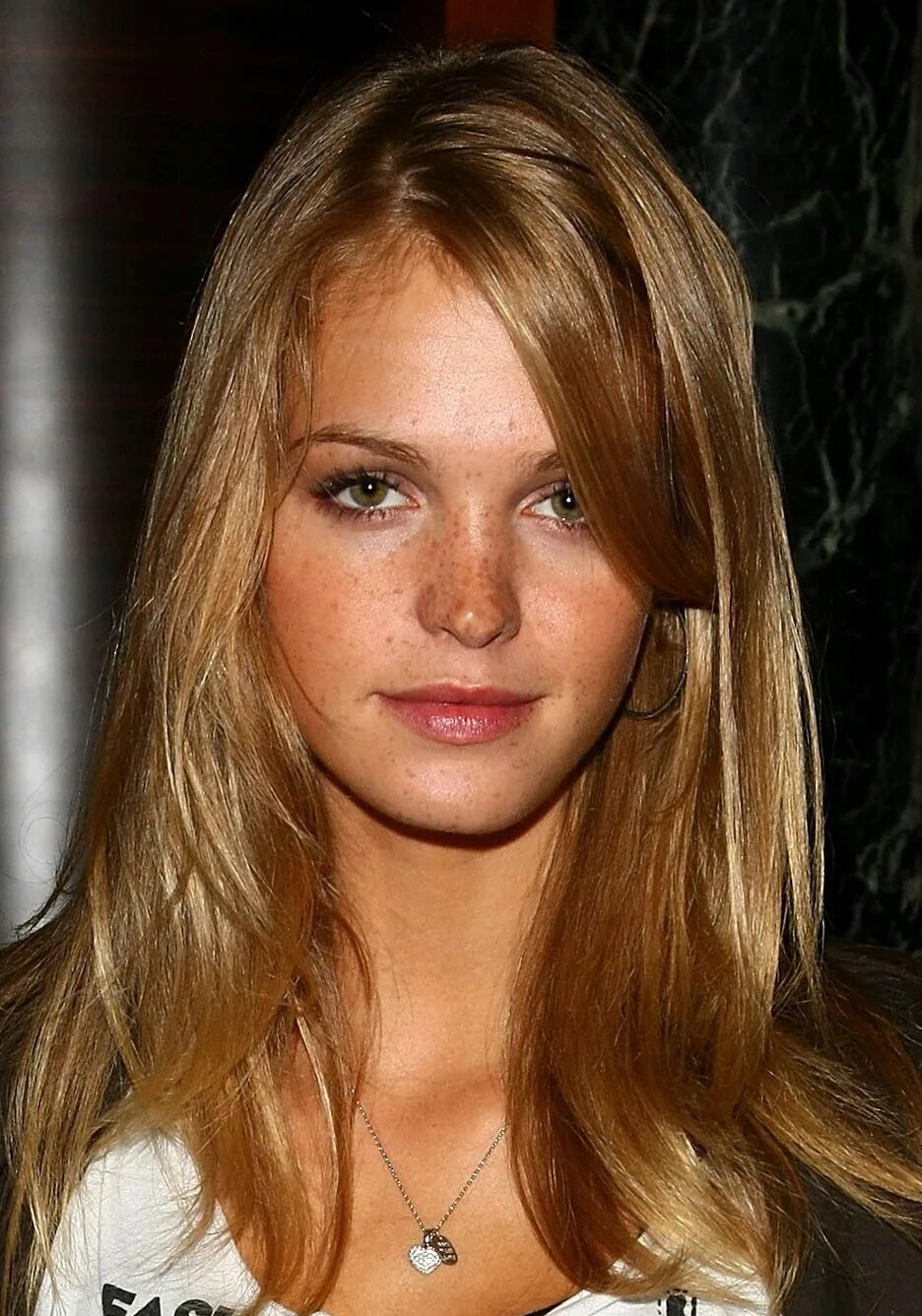 Русые волосы. Красивый светло русый цвет волос. Макияж для русоволосых. Цвет волос русые волосы зеленые глаза. Русый цвет волос.