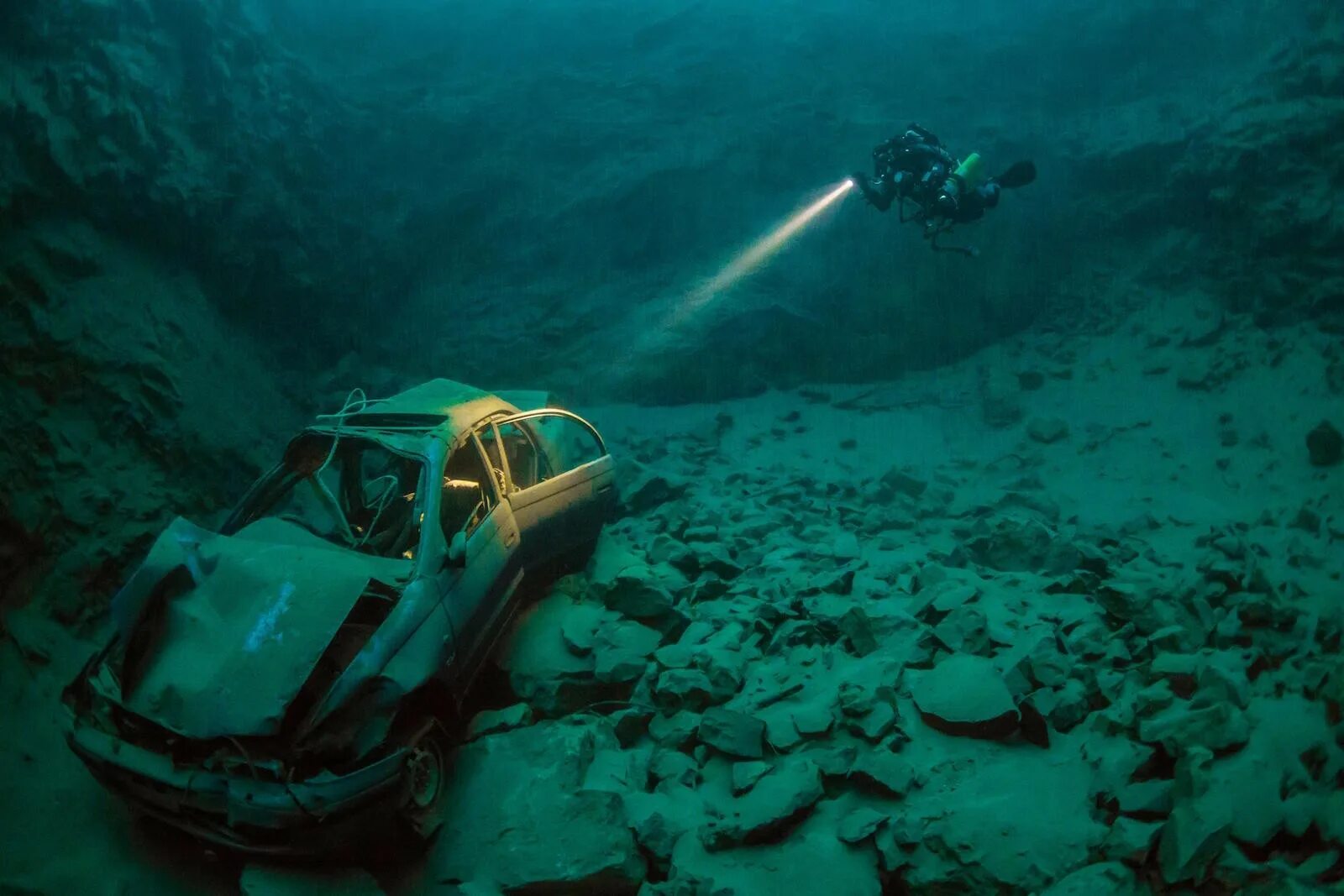Дно черного моря сероводород. Затонувшие машины. Затонувшие корабли. Машина под водой.