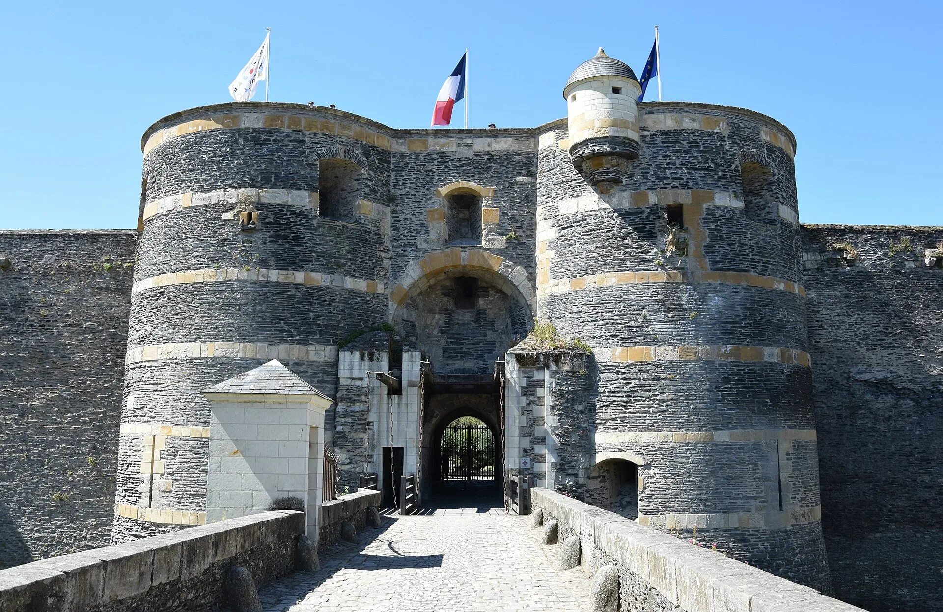 Анже. Анжерский замок Франция. Chateau d'Angers замок. Средневековые замки Франции Анжерский замок. Город Анжер Франция.