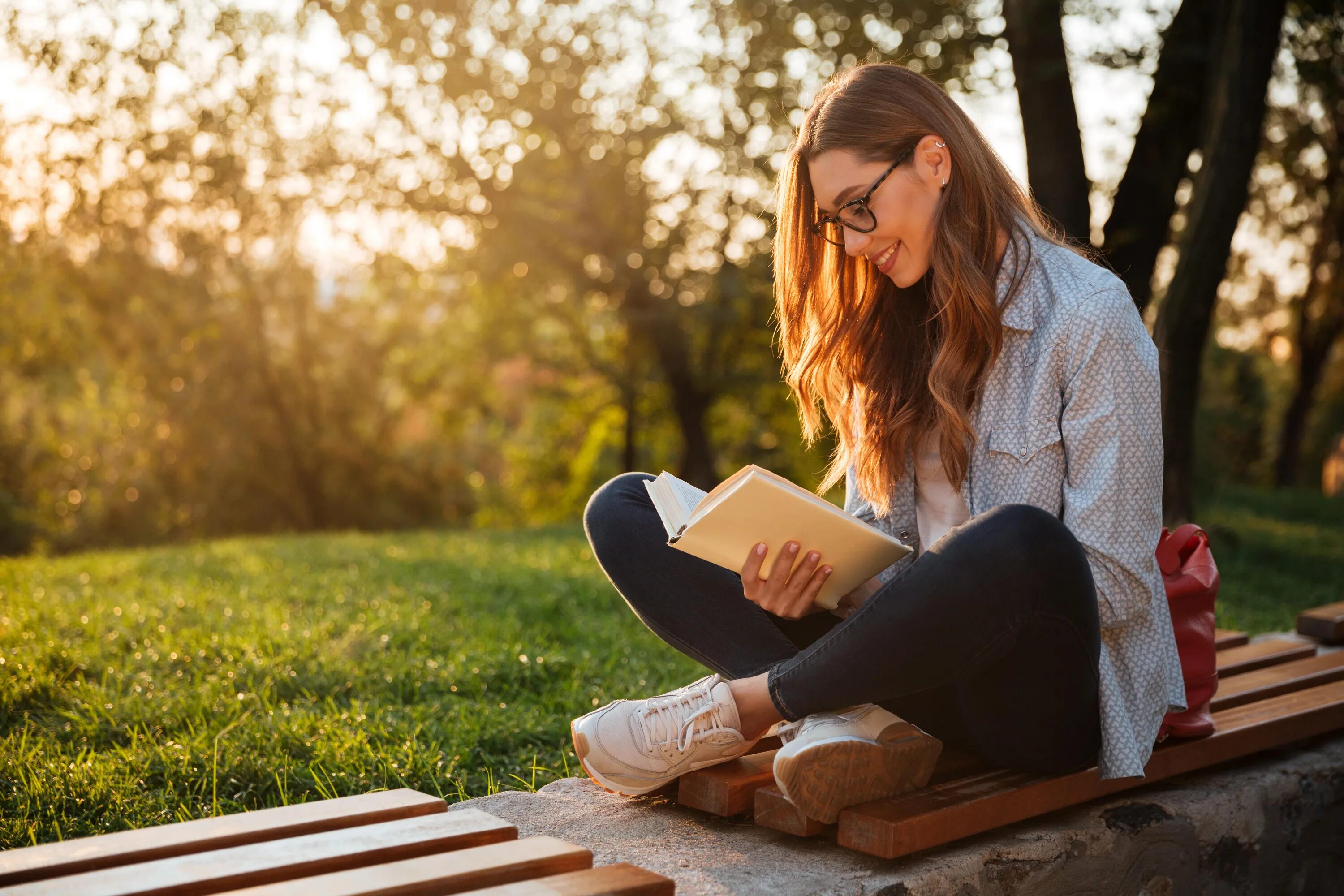 Хобби чтение. Чтение книг. Девушка читает книгу. Увлечение чтение книг.