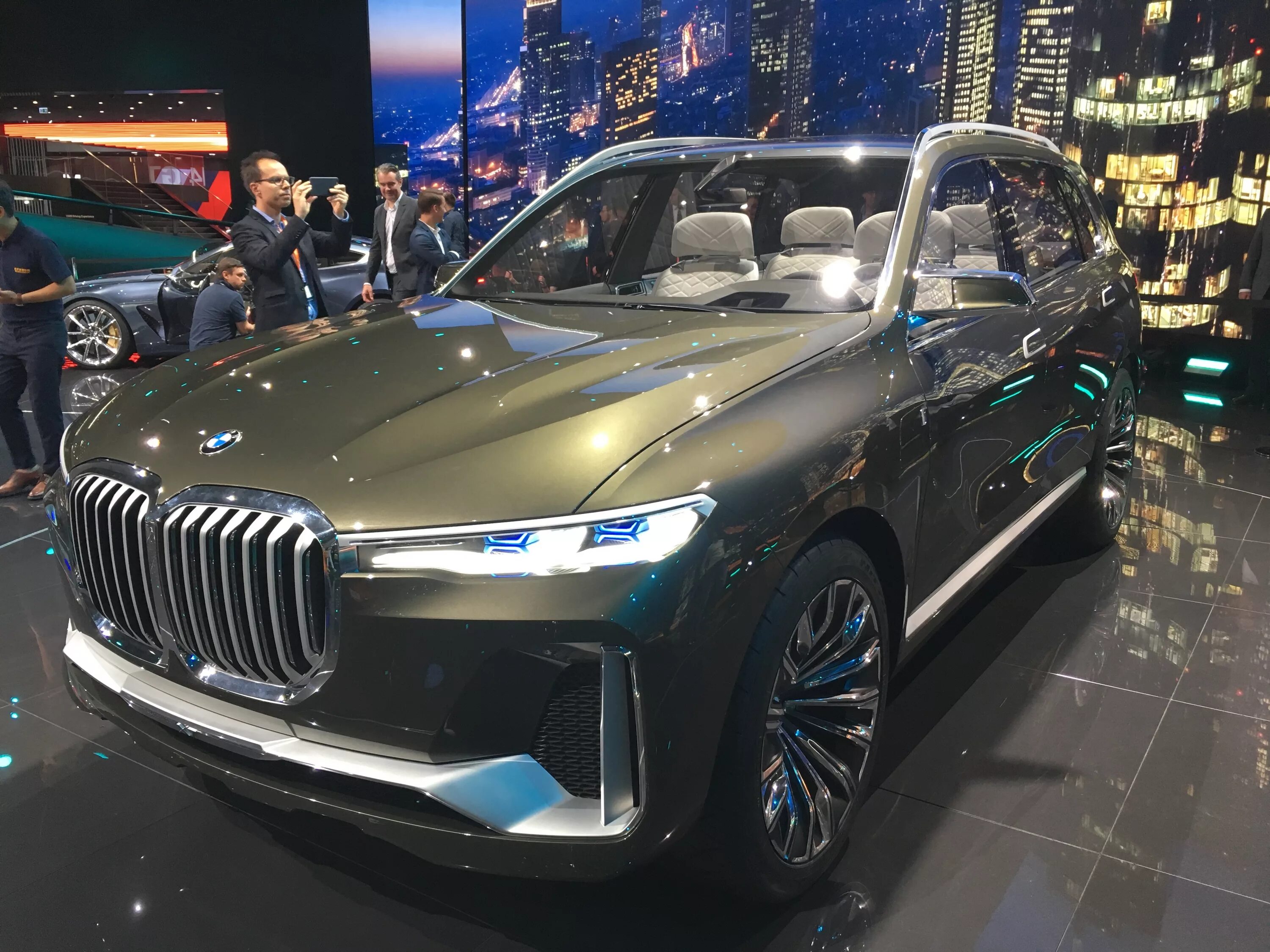 Новая икс 7. БМВ х7 2023. BMW x7 2023. БМВ Икс 7 2023. BMW x7 2023 Рестайлинг.