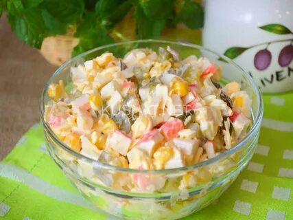 Крабовый салат рецепт соленым огурцом