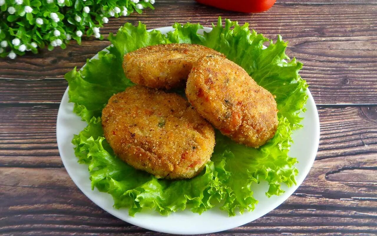 Куриные биточки. Котлеты биточки шницели. биточки куриные. картофельные котлеты. куриные котлеты.