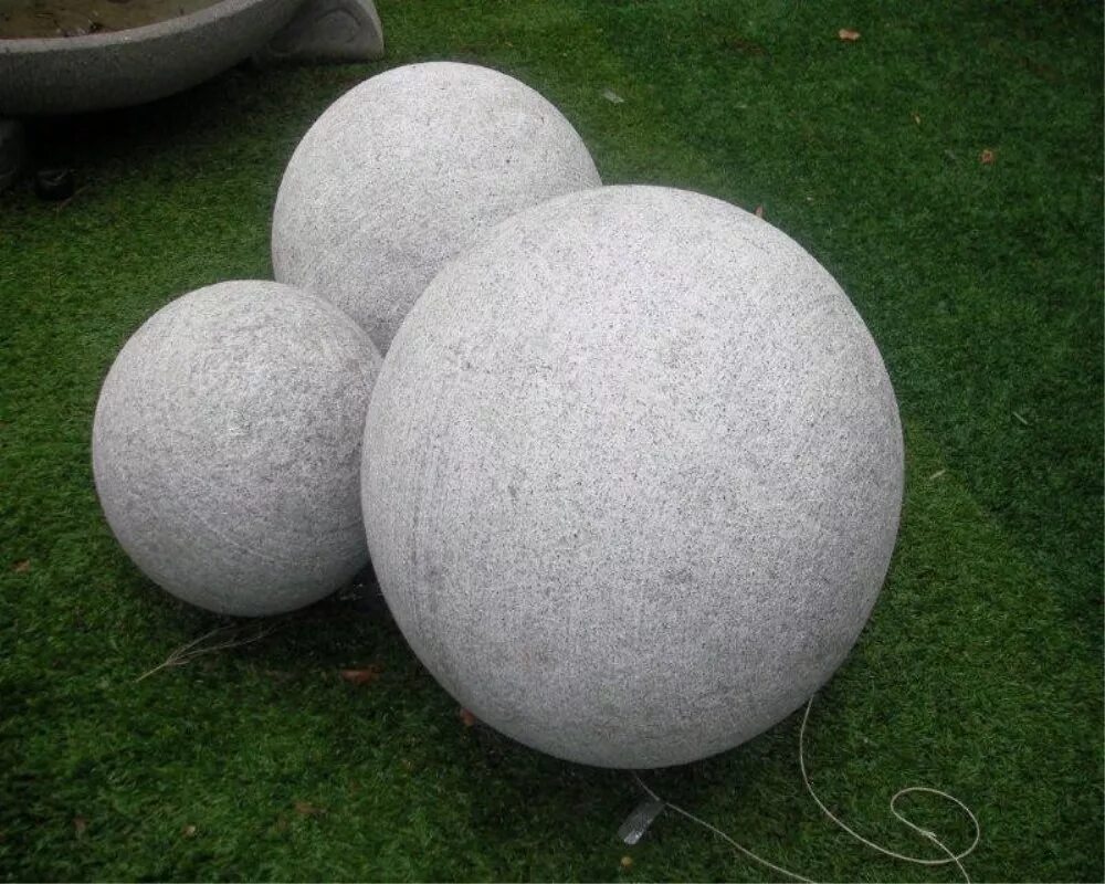 Купить круглый камень. Гранитные шары для ландшафта. Круглые шары из гранита. Каменный шар. Шары в саду.