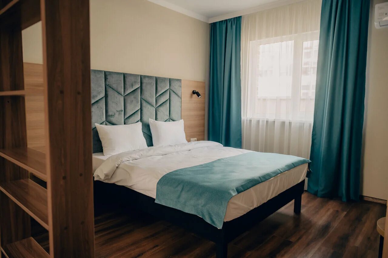 Абрикос анапа. Абрикос гарден 2 россия анапа. Колоновидный абрикос дерево. Абрикос гарден (abrikos garden) анапа. «abrikos garden» / «абрикос гарден.