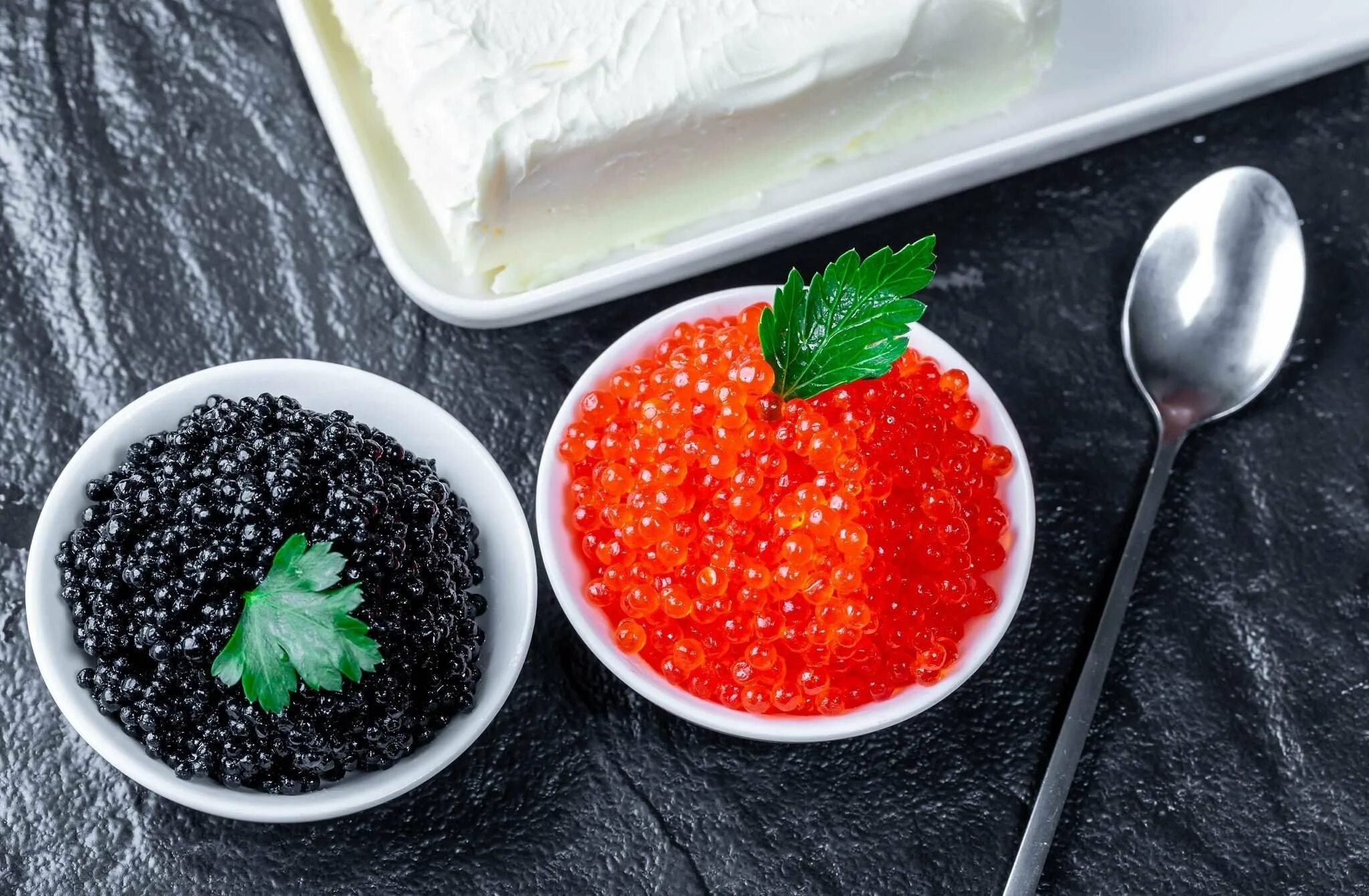 Иксора красная. Красная и черная икра. Тазик икры. Икра лосося. Черная икра.