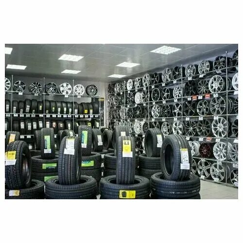 утилизация шин. куча шин. резина автомагазин. шинный магазин. магазин автомобильных шин.