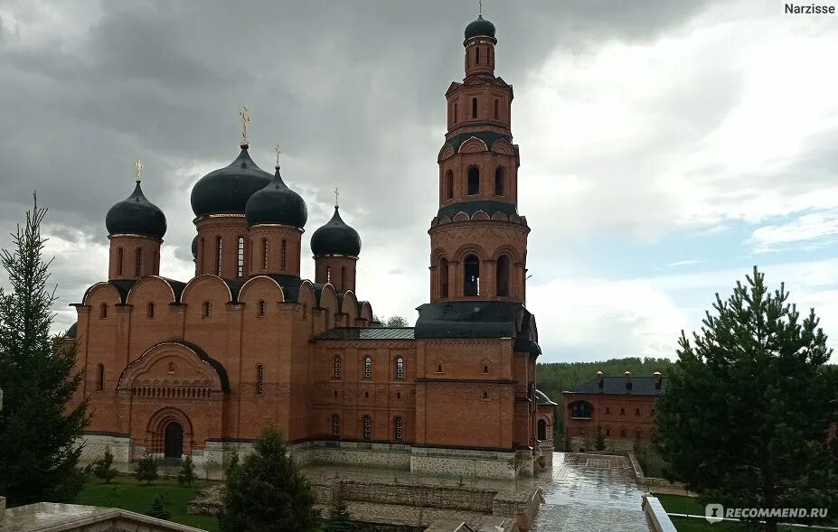 Свято георгиевский монастырь кустики. Монастырь святые кустики кладбище.