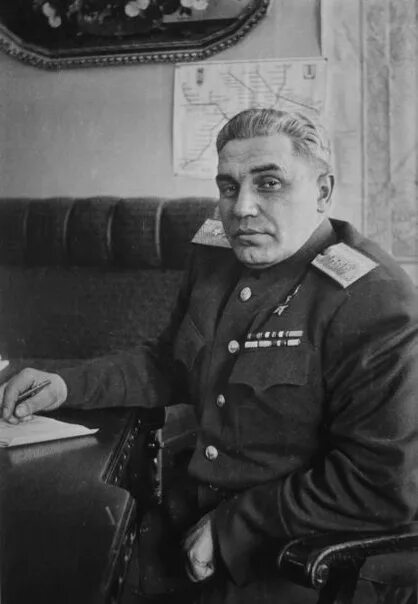 Генерал берзарин генерал берзарин. Генерал берзарин комендант берлина. Генерал берзарин комендант берлина. Первый комендант берлина 8 букв. Командующий 5-й ударной армией генерал берзарин в берлине.