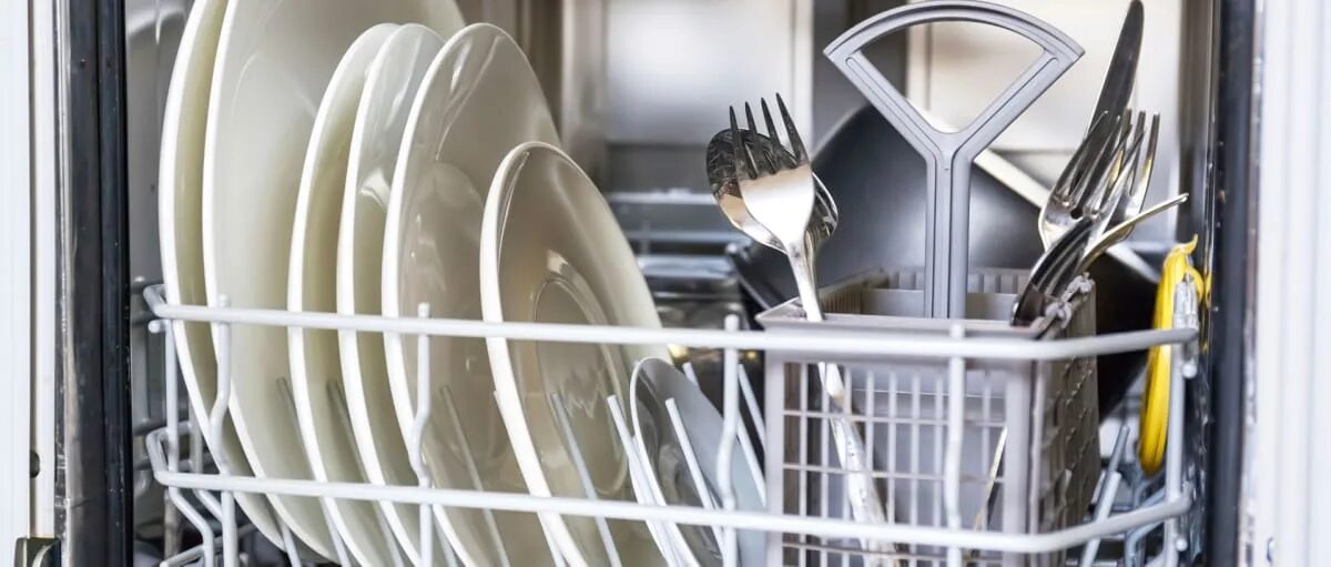 Посуда после мытья. Органайзер для сушки посуды. Грязная и чистая посуда. Мытье посуды. Белый налёт на посуде после посудомоечной.