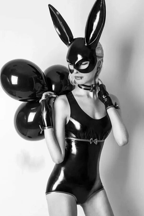 Фемдом игрушки. Девушка в латексной маске. Латексный костюм зайца. Кролик в латексе. Девушка в латексном костюме зайки.