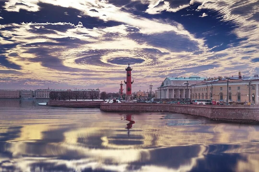 Кадры санкт петербург. Санкт-Петербург небо. Небо Питера. Мистический Петербург. Утро в Питере весной.