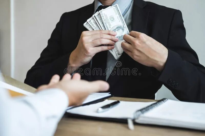 Дача взятки. Взяточничество в россии. Богатый директор. Осужден за коррупцию. Фон для презентации коррупция.