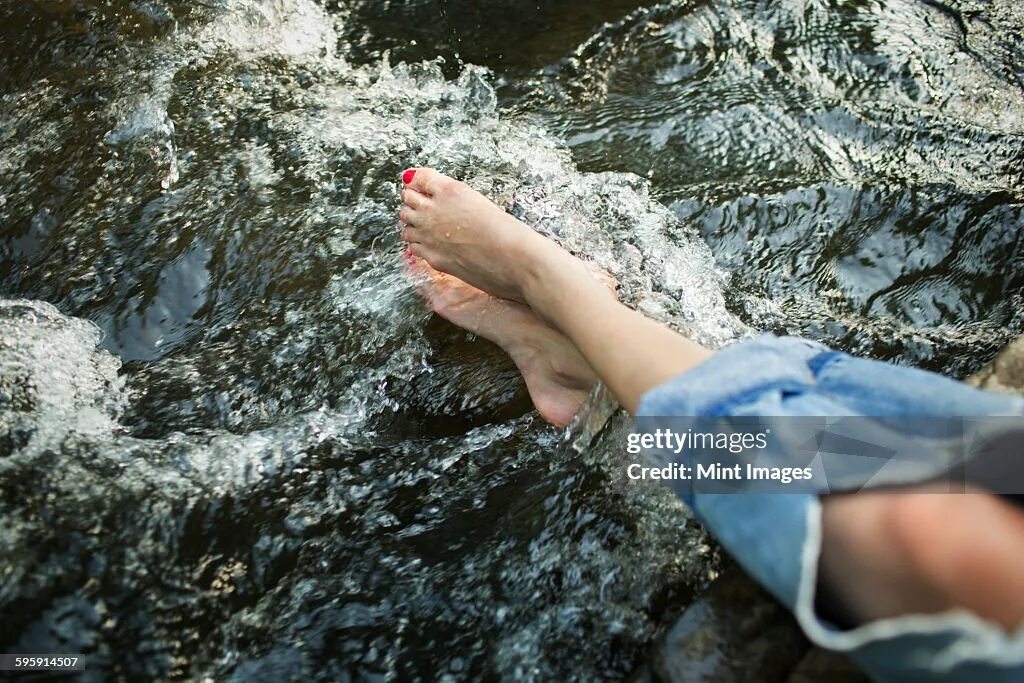 Ноги держать холодной воде. Болтая ногами в холодной воде. Фото течет вода из ноги.