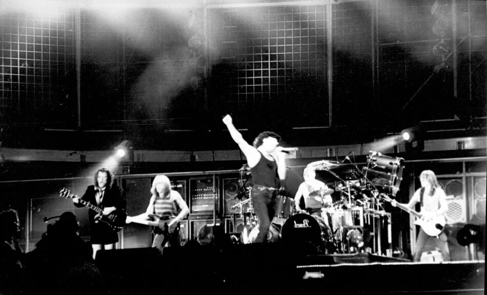 Ac dc 1970. Ac dc 1991. Концерт ас дс в москве 1991. Концерт ac dc в москве 1991. Ac/dc "live at donington".