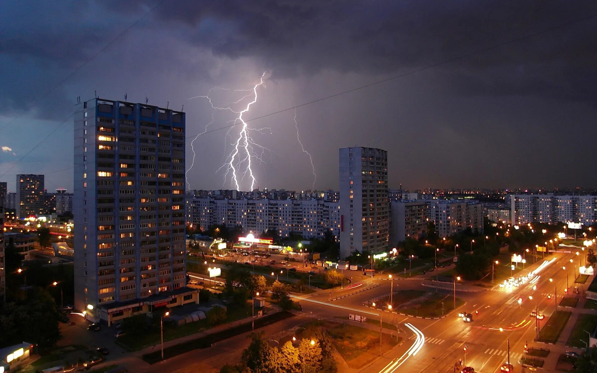 Стоит город в городе 12. Гроза бибирево москва. москва сити гроза. гроза в москве. молния в городе.