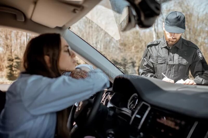 While the policeman out of the window. While the policeman out of the window. The car is stock officer. Police officer. Полицейские арестовывают преступников с пистолетами.