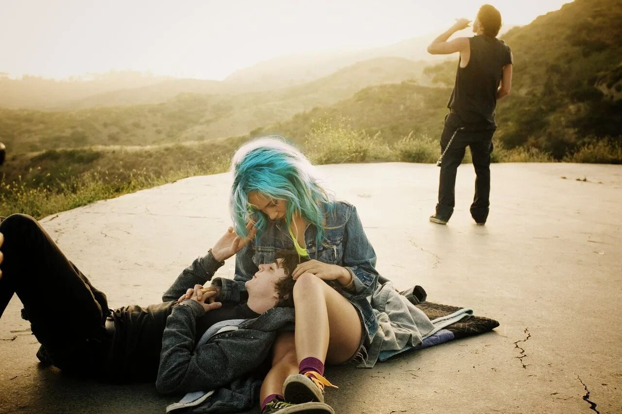 Девочка подросток покончила с собой. Преступность молодежи. Девушка зарезала подростка. В омской области задержали двух подростков после убийства семьи. Школьники целуются.