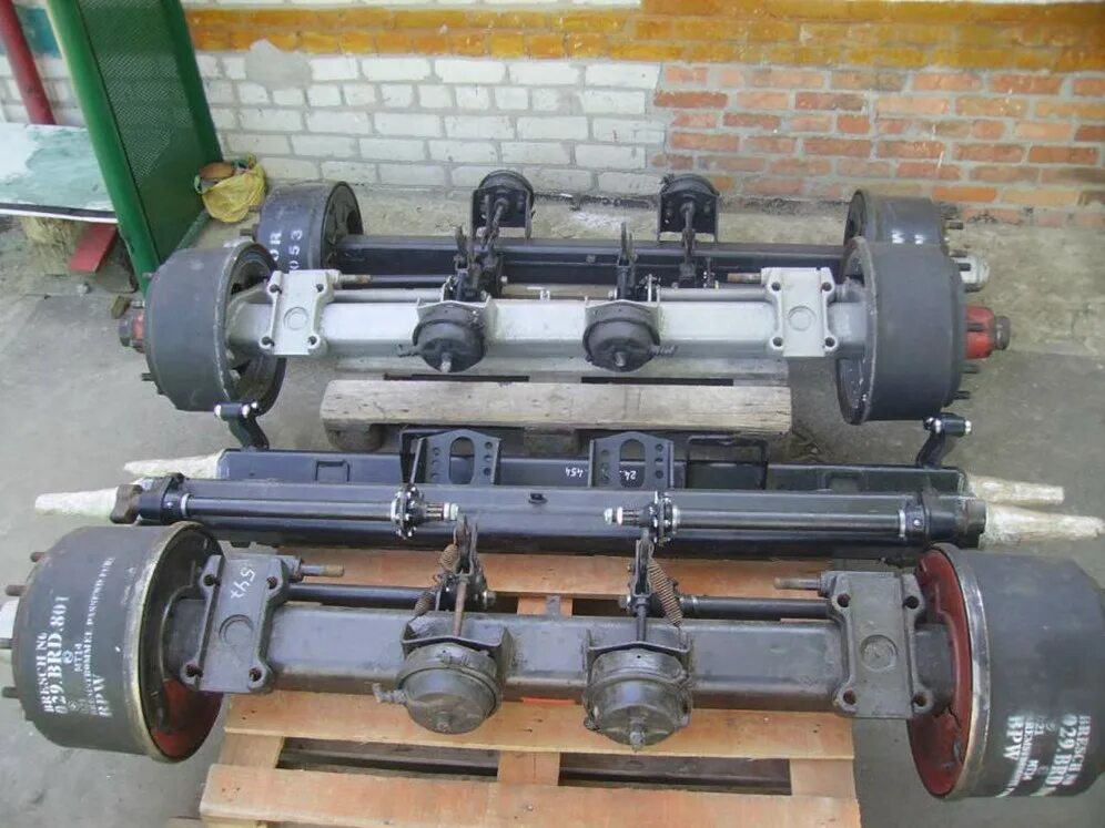 Оси прицепов и полуприцепов. Прицеп кроне сдп 27. Оси полуприцепа крона. Zl11-3020 saf поворотная ось. Прицеп шмитц оси мерседес.