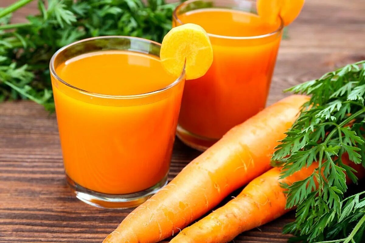 Морковный сок. Морковь сок. Стакан морковного сока. Морковь и морковный сок.