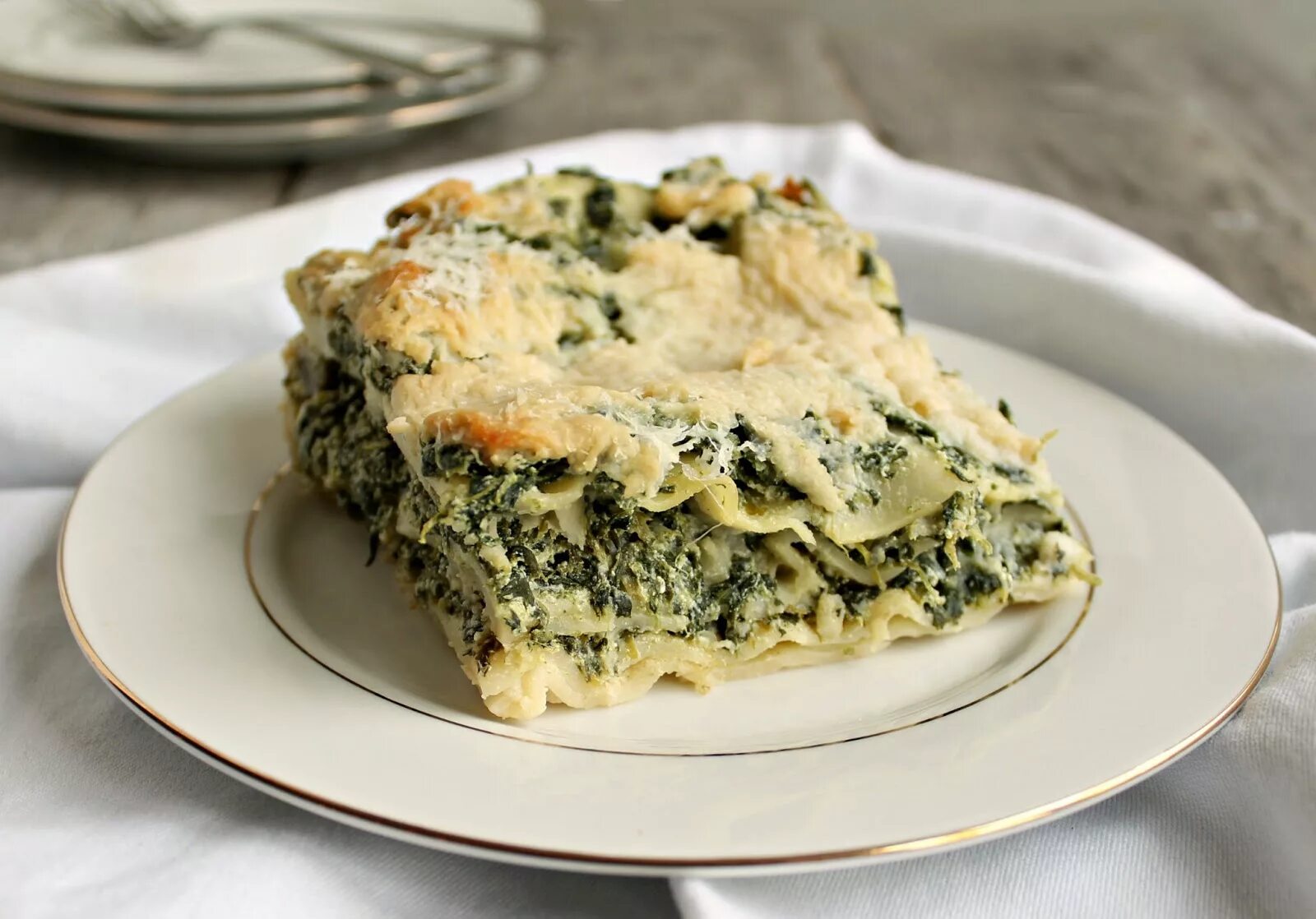 Лазанья с рикоттой и шпинатом джейми оливер. Лазанья со шпинатом лазанья со шпинатом. Лазанья со шпинатом и сыром от джейми оливера. Лазанья шпинат. Лазанья со шпинатом.