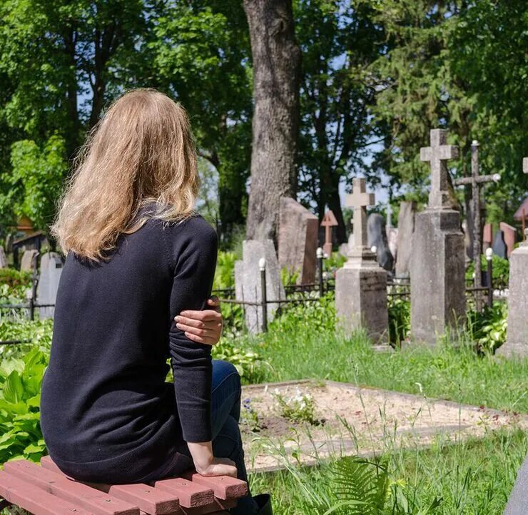 Девушка на кладбище. Могила. Кладбище женщин. Девушка на кладбище. Стоит над могилой девчонка.