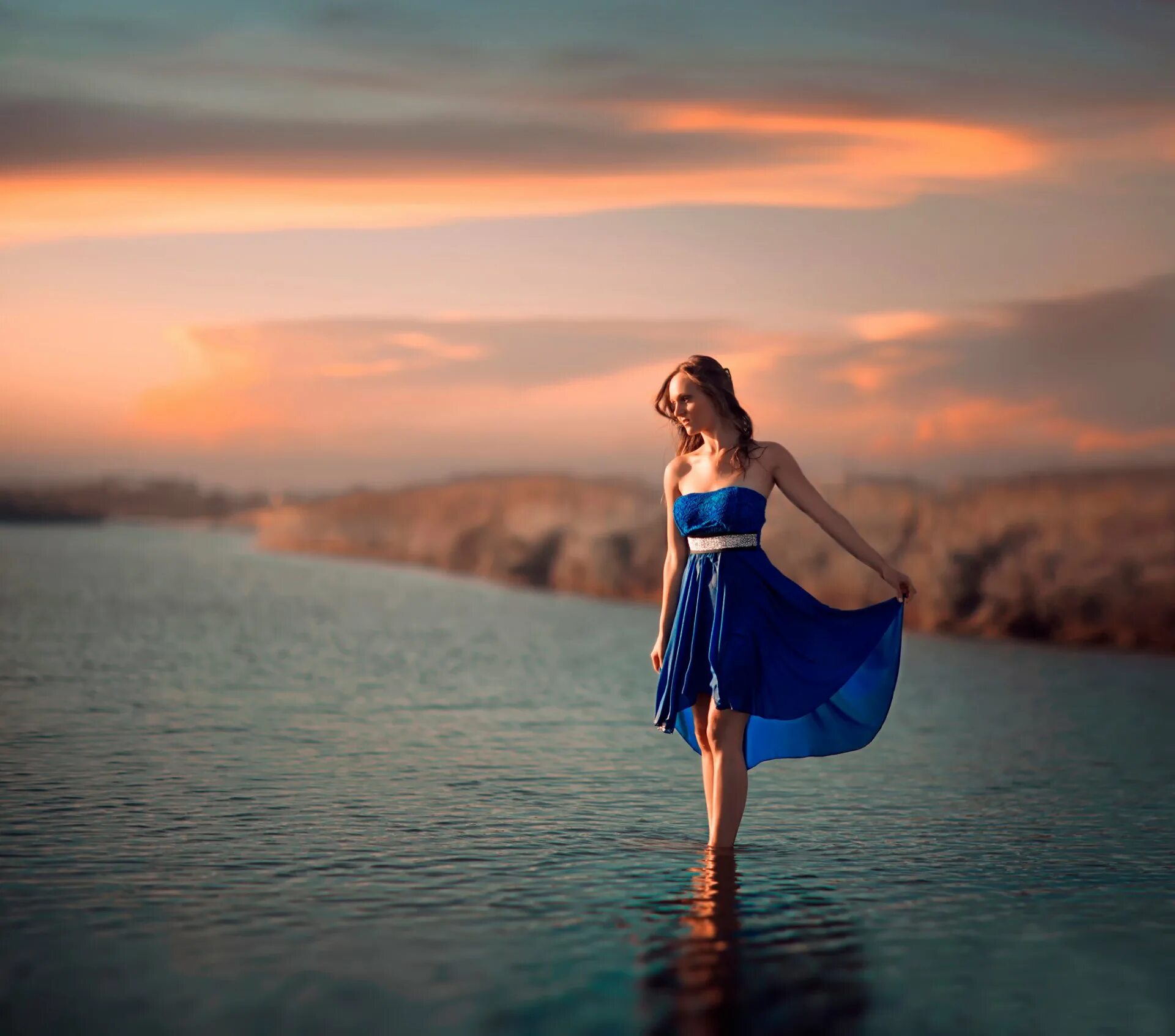 Девушка в синем платье. Девушка в голубом платье. Фотосессия в синем платье у моря. Девушка на берегу в синем платье. На берегу в синем платье слушать