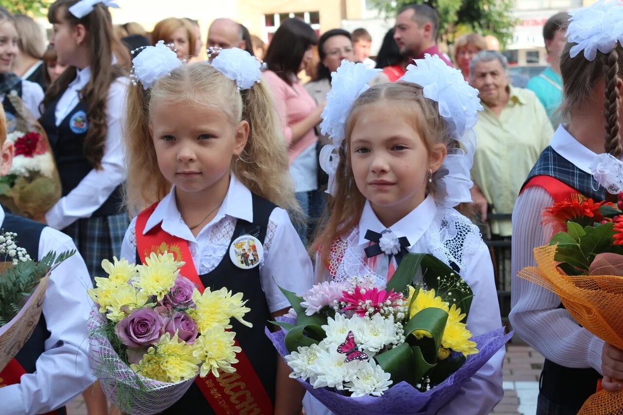 Сегодня пошли в первый класс. Школа первоклассника. Первоклассники в классе. 1 Класс дети. Школа номер 8 первоклассники 2019 год.