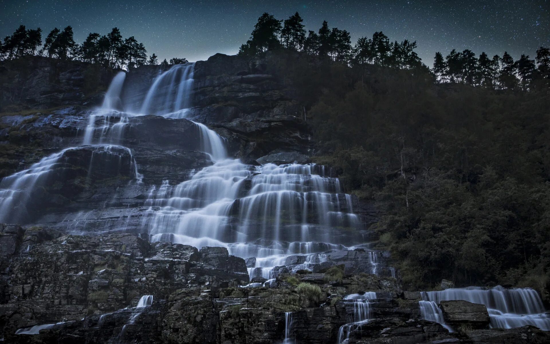 водопады ночью. луна и водопад. водопад ночью. водопад темный. водопады ночью.