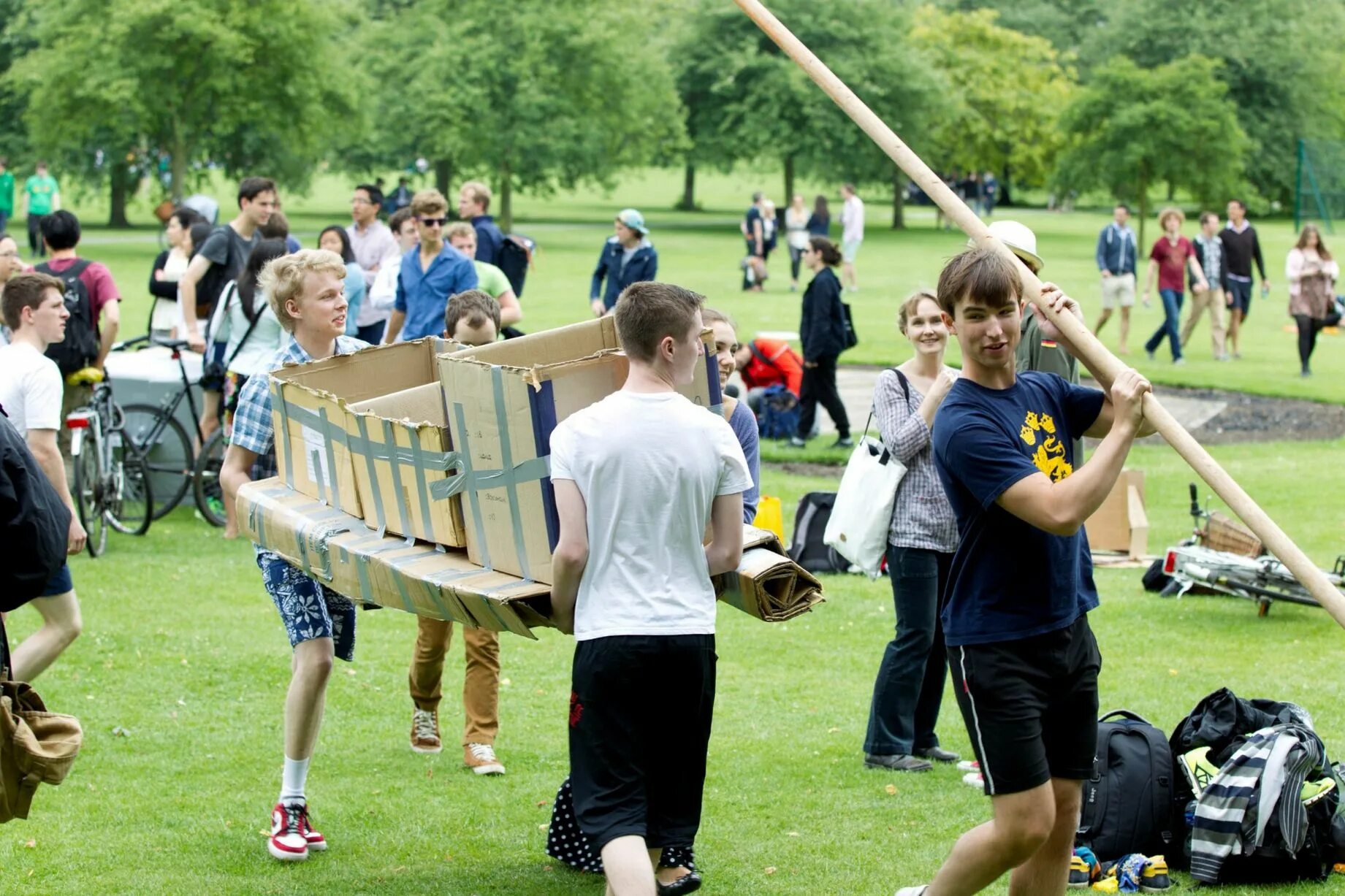 Students cambridge cambridge university. Кембриджский университет Студенческая жизнь. Гонки на картонных лодках. Лодка для соревнований картонная. Жизнь в Кембридже.