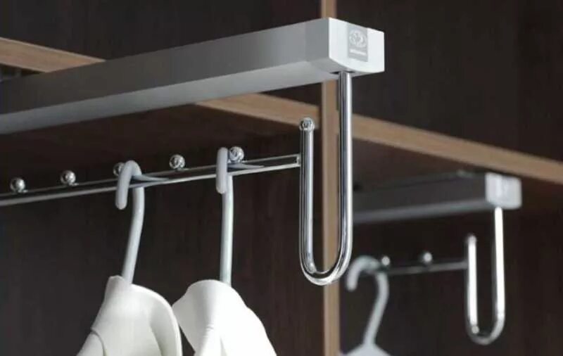 Вешалка крючок на дверь. Держатель для вешалок настенный. Крепление для вешалки. Hangers tk-26 держатели на вешалки. Держатель для вешалок на стену.