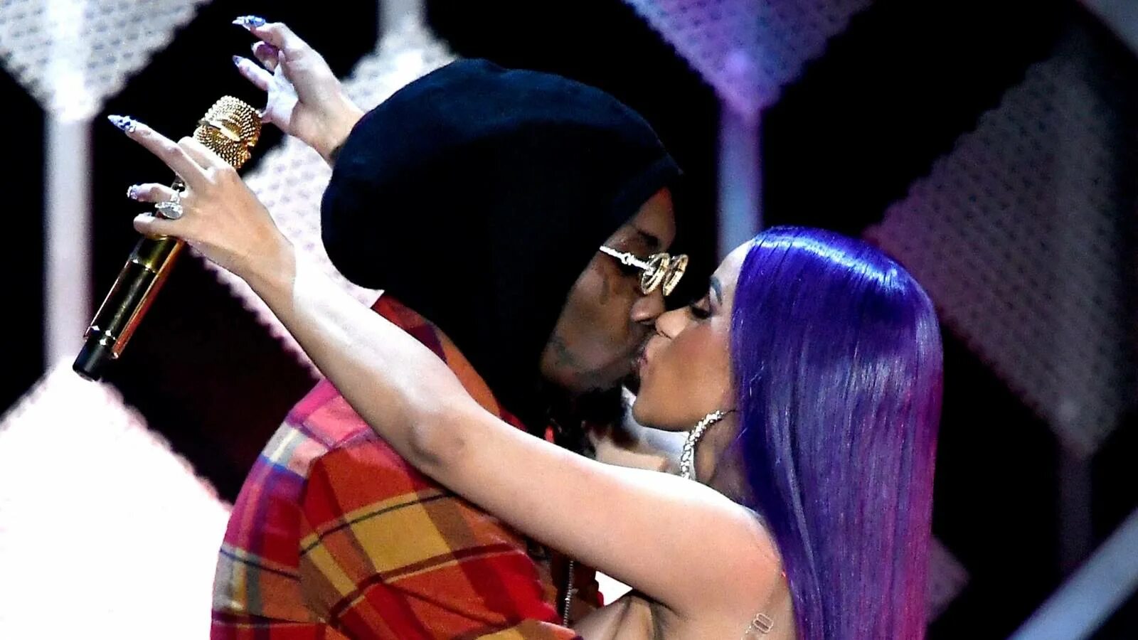 Bi kissing. Карди би Kiss. Cardi b Offset. Дочь карди би. Cardi b поцелуй.