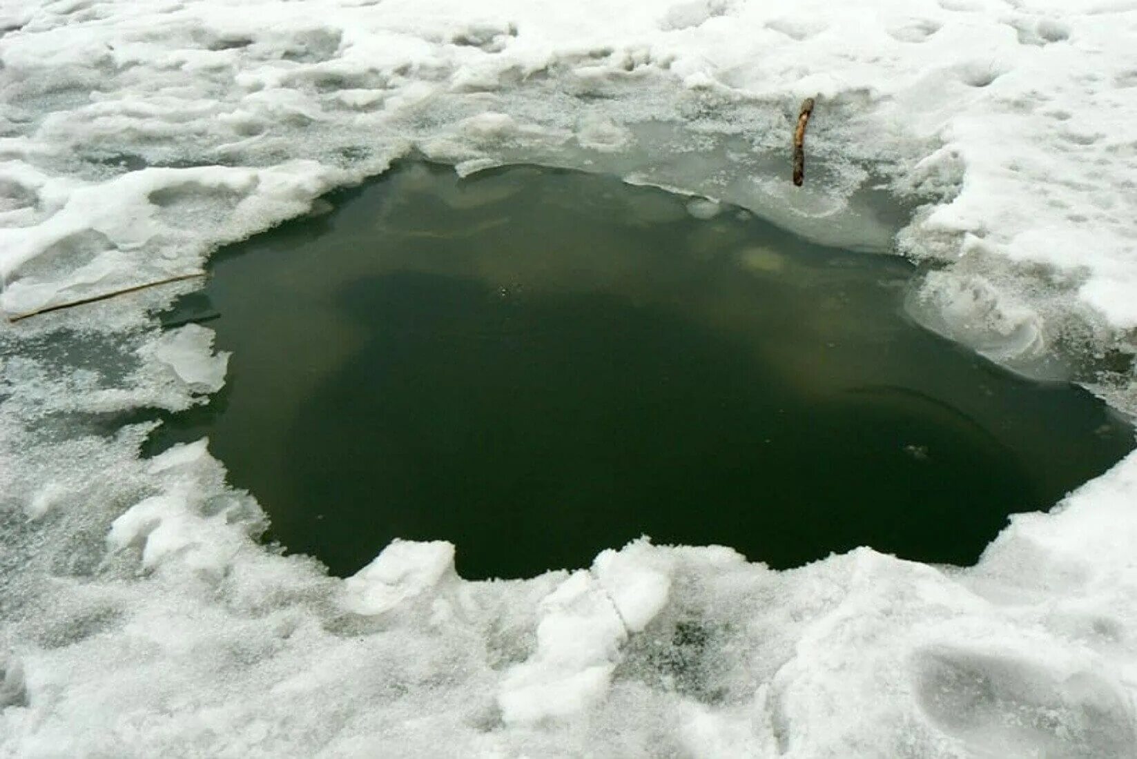 Полынья на льду. Дыра во льду. Полынья на озере. Лунка во льду.