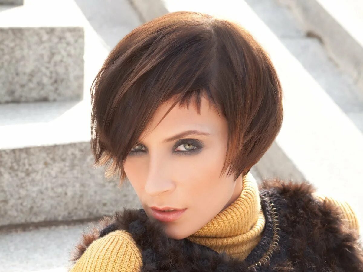 короткая стрижка с удлиненной челкой женская. боб с короткой челкой фото. стрижка каре-боб на короткие волосы с прямой челкой. короткое каре с пчелкой. градуированный боб с косой челкой.