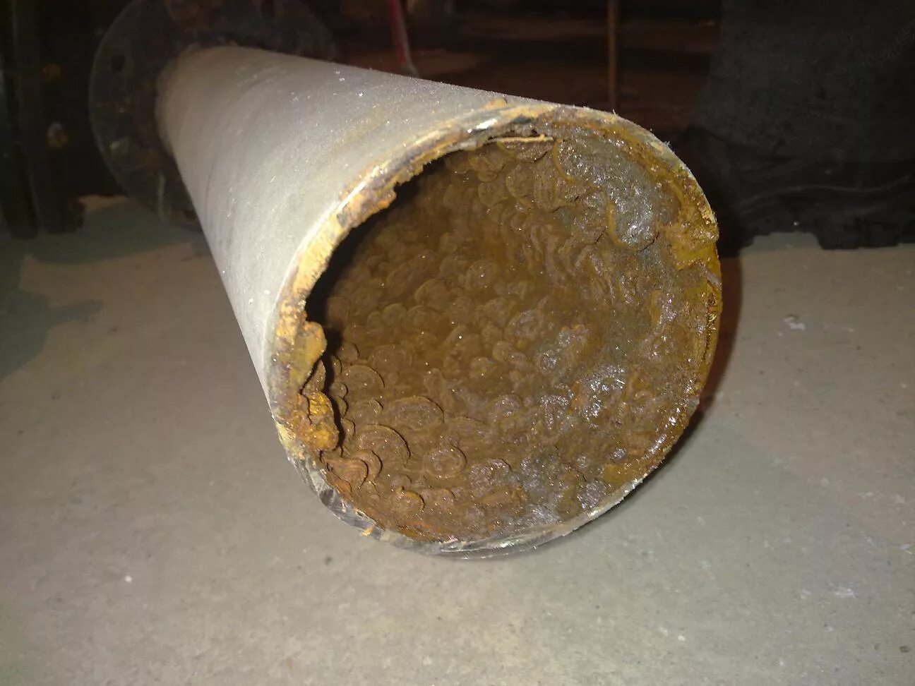 После нескольких лет эксплуатации. Бойлер внутри. После нескольких лет эксплуатации. Водопроводные трубы металлические. После нескольких лет эксплуатации.