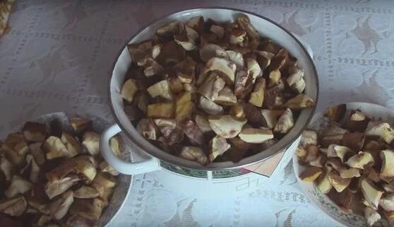 Чистит ли маслята. Маслята очищенные. как чистить маслята свежие быстро. грибы маслята уксус 8 ст л. как чистить грибы маслята.
