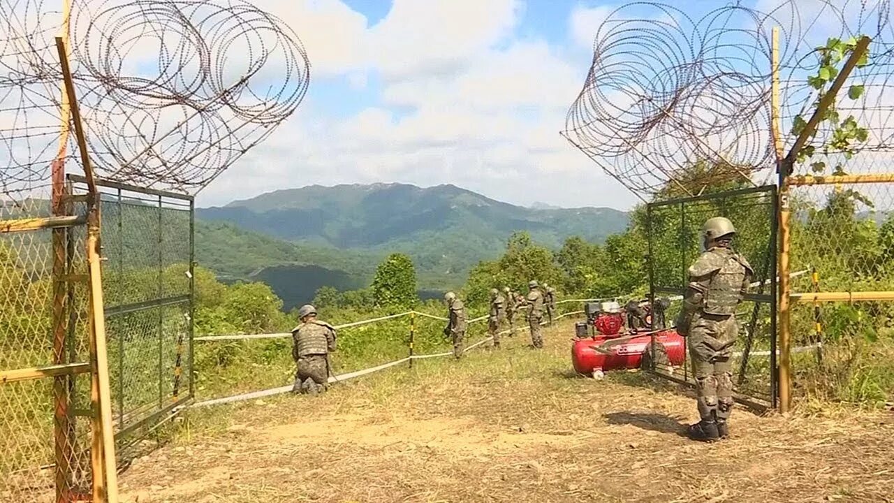 Граница между европой и азией номенклатура. Условная граница между европой и азией на карте. Граница кндр и южной кореи забор. Демаркационная линия южной кореи. Демилитаризованная зона (корея) граница.