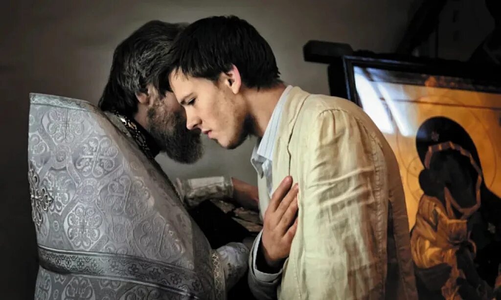 Священник молится. Священник беседует с человеком. Православный священник. Священник игорь балабанов храм в кожухово. Лужецкий монастырь настоятель.