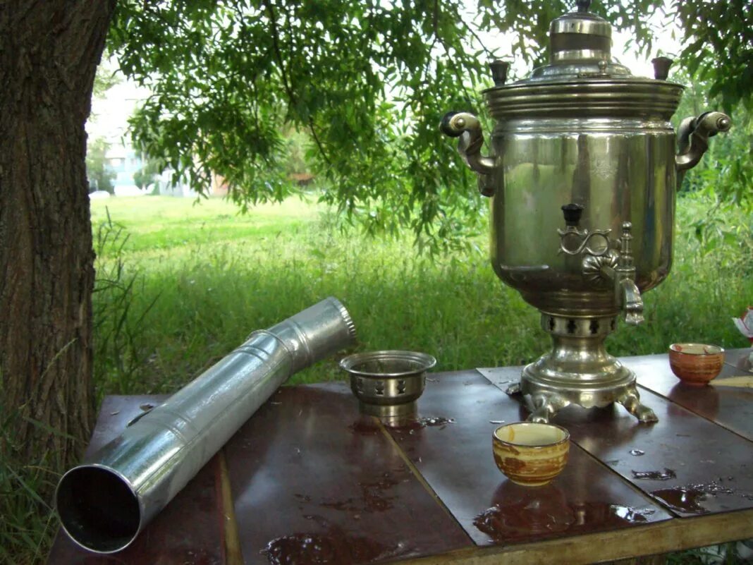 Самовар горит. Самовар. Самовар на дровах. Самовар на дровах на природе. Самовар на дровах на даче.