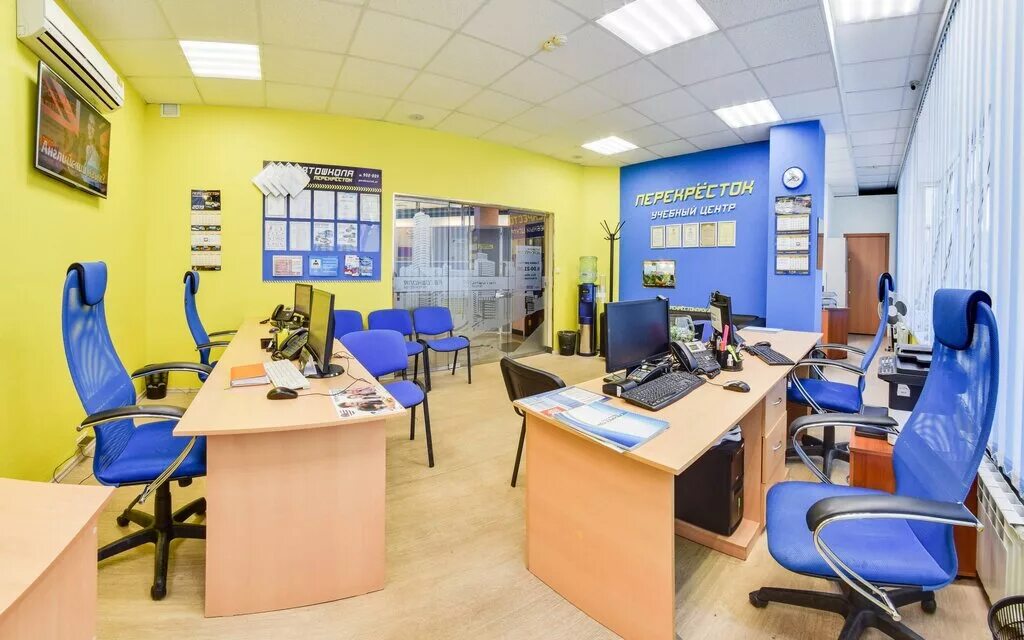 красный путь 24/1 омск. красный путь 24 1. бударина 1 омск. тренажерный зал в стиле лофт. омск офис перекресток.