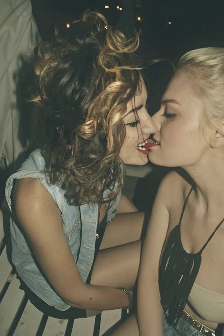 Lesbian part 1. Красивые девушки лизбиянки. Поцелуй девушек. Поцелуй подруг. Несовершеннолетние лесби.