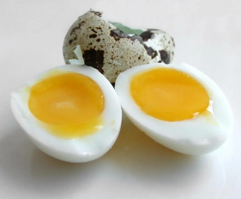 Едят ли яйца при похудении. Перепелиные яйца всмятку. Перепелиные чяйца в смчтку. Вареные перепелиные яйца. Яйцо перепелиное.