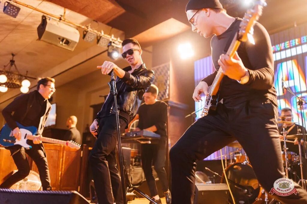 Музыканты на сцене. Музыкальная группа. Вершины ломаной линии. Кавер группа меркурий. Глэм метал фэмили.