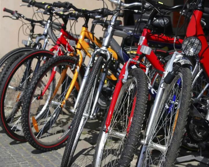 Велосипеды в ряд. I buy a bike. I buy a bike. Магазин велосипедов. Много велосипедов.