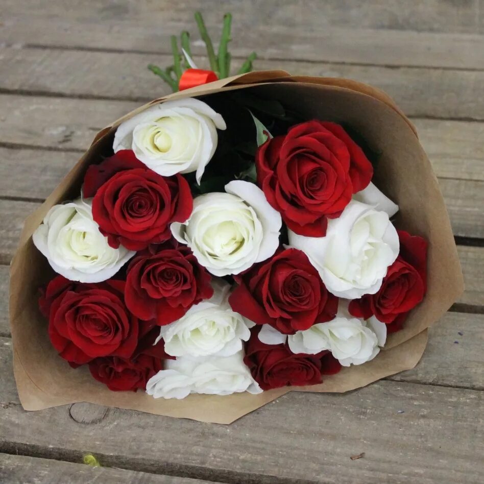 Доставка цветов роз заказать. Букет из красных роз. Букет из белых и красных роз. Букетиз РЛЗ белых и красных. Букет из 15 красных и белых роз.